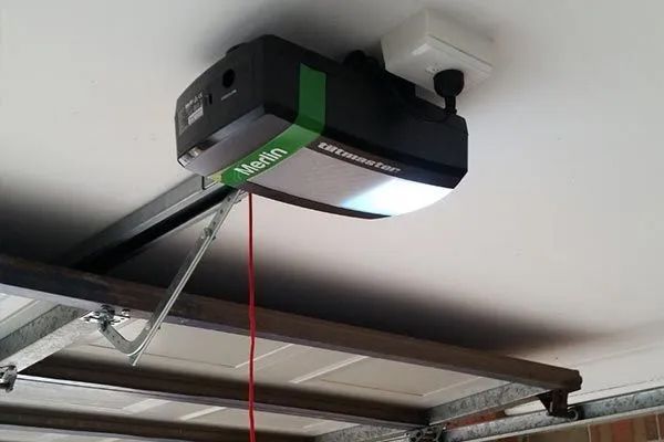 MERLIN MS105 MYQ OPENER ROTATED TO CLEAR THE POWER POINT