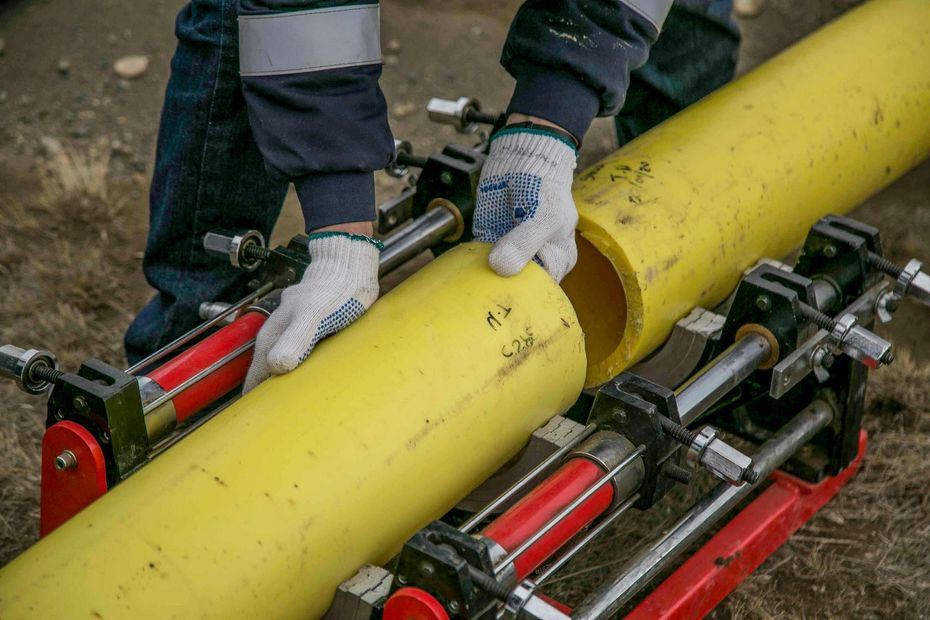 Trenchless sewer line replacement equipment