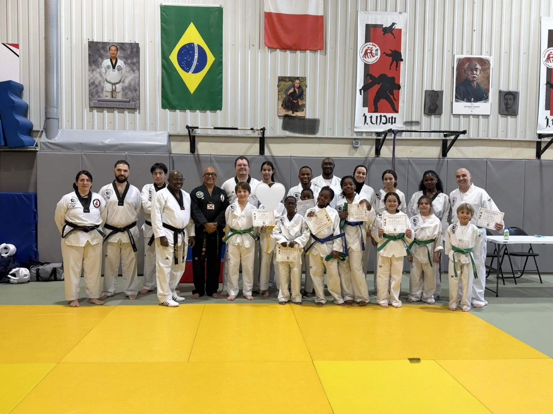 Un groupe de personnes pose pour une photo dans un dojo