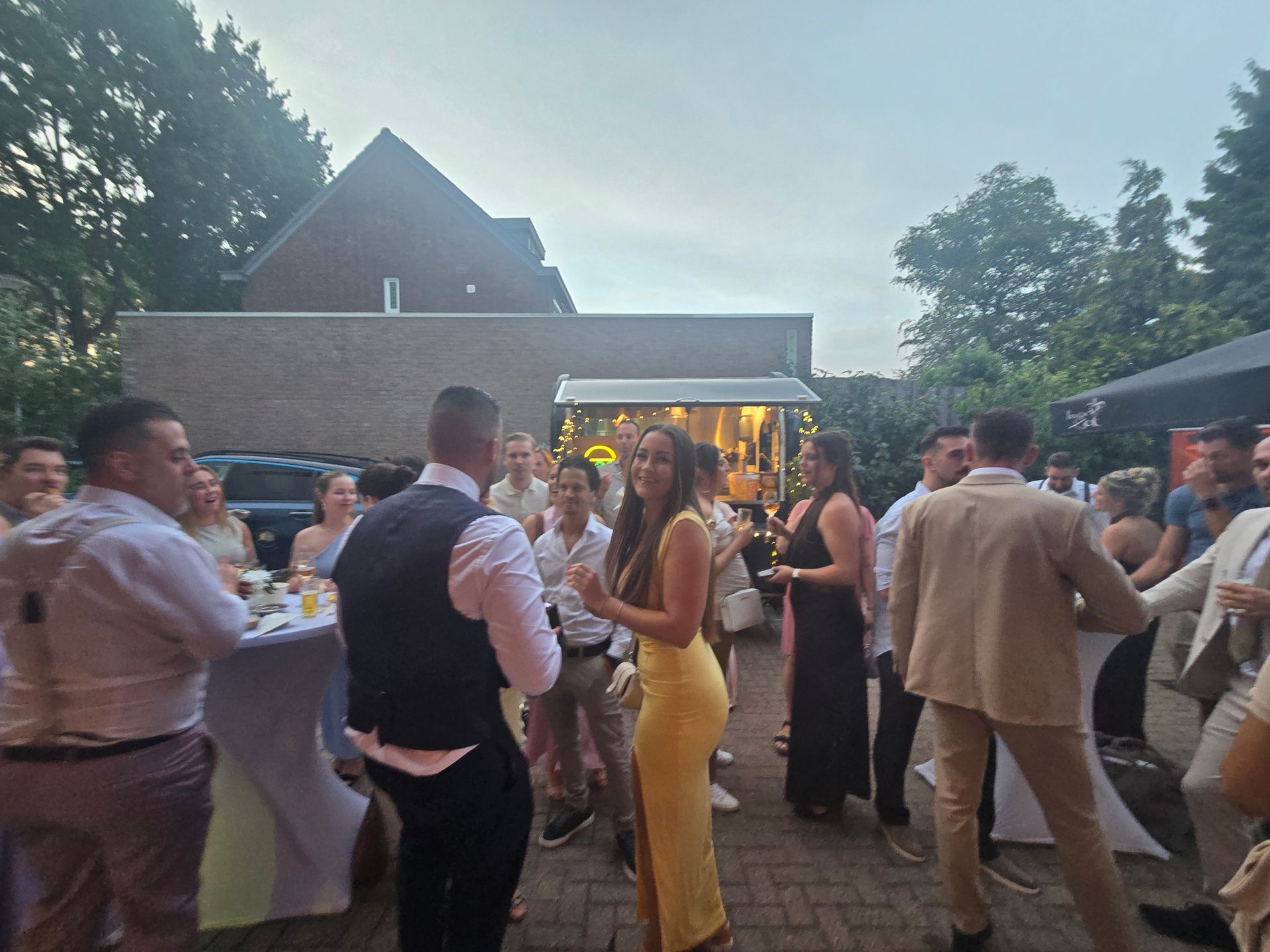 Bruiloftsgasten genieten van De Friet Caravan op locatie
