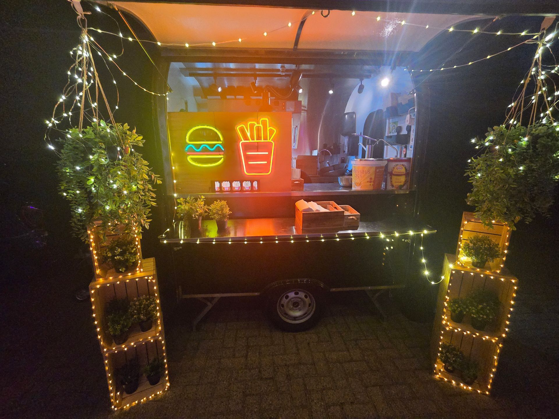 Sfeervol verlichte Friet Caravan tijdens een avondfeest