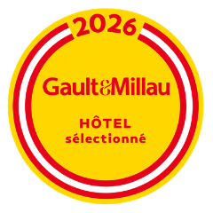 Yellow and red circular Gault&Millau 2026 hotel selection award sticker.