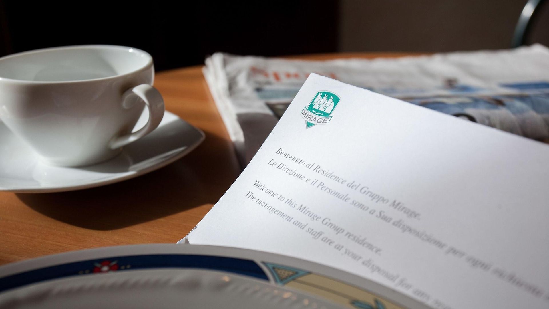 Una tazza di caffè e un pezzo di carta su un tavolo