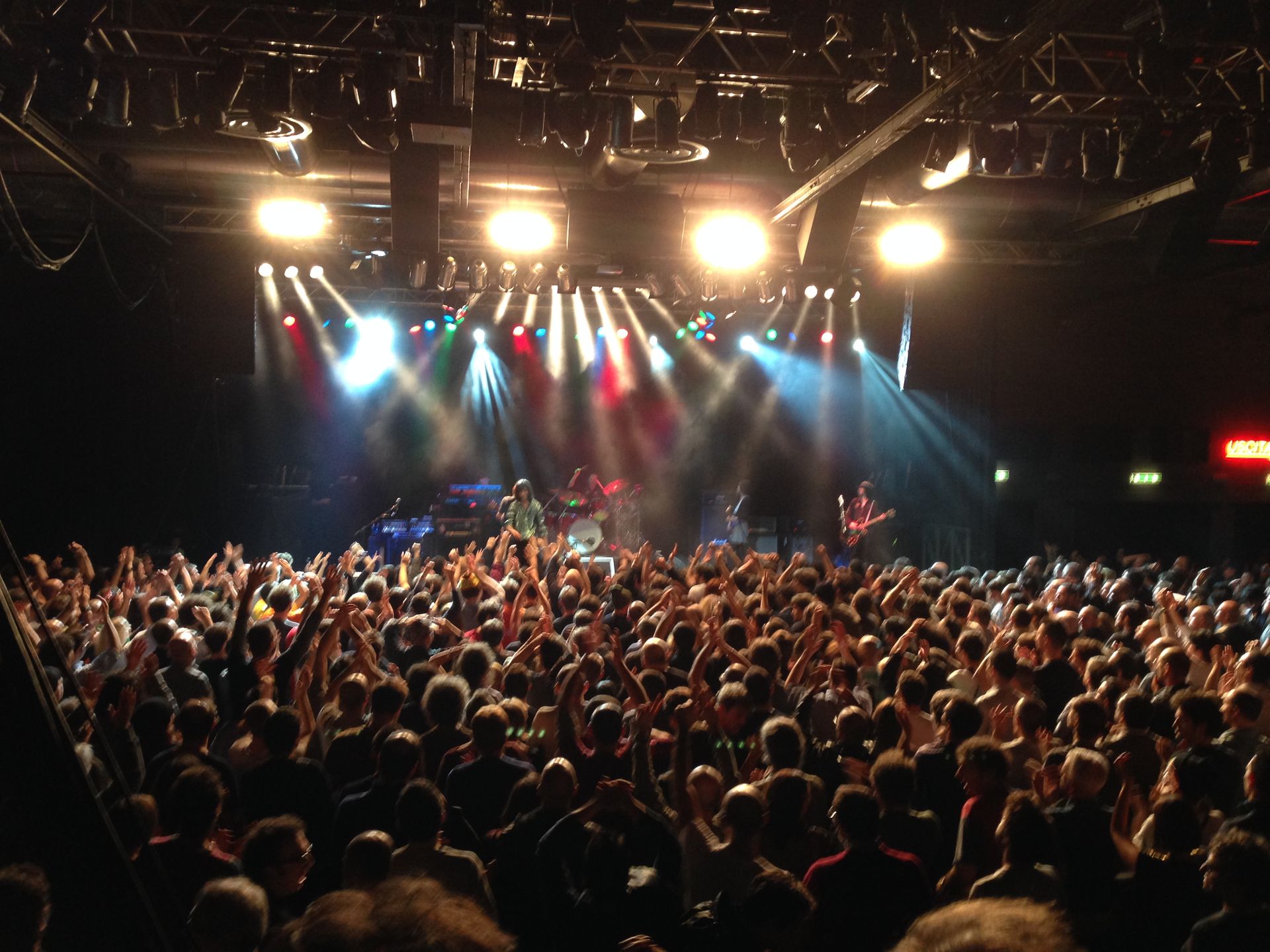 Una folla di persone sta guardando una band sul palco