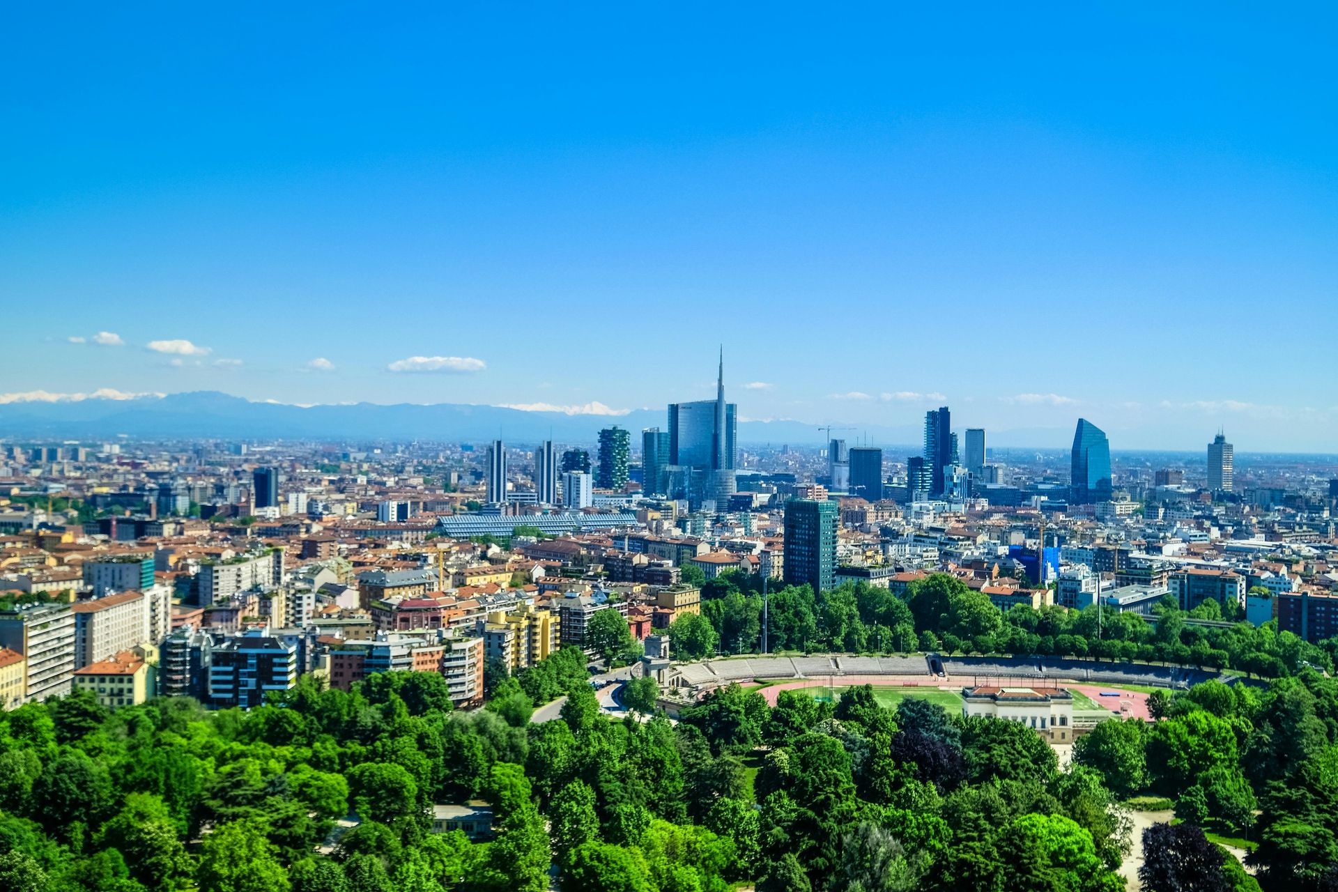 Una veduta aerea dello skyline di Milano con un parco in primo piano