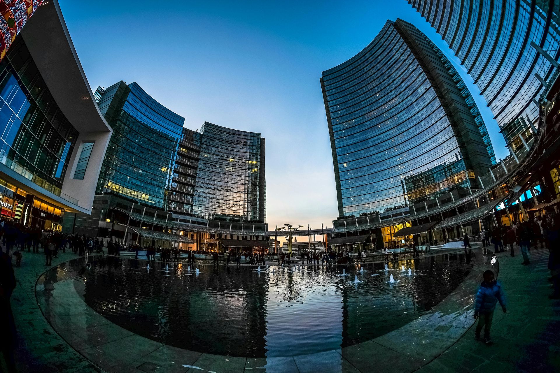 Un obiettivo fisheye mostra un laghetto circondato da alti edifici