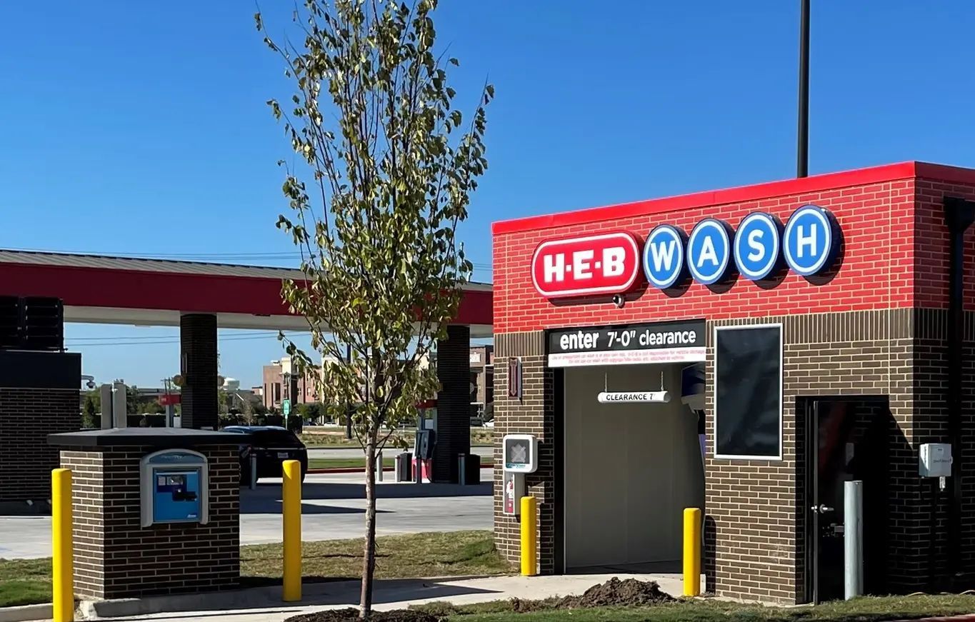 A red brick building that says heb wash on it