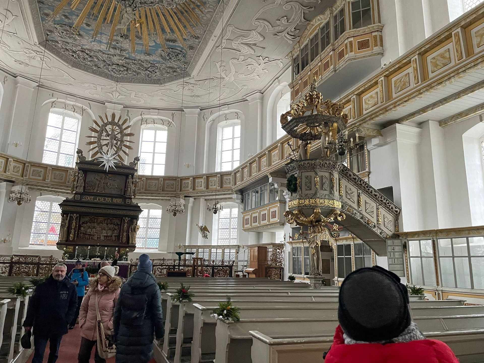 Eine Gruppe von Menschen steht in einer Kirche.