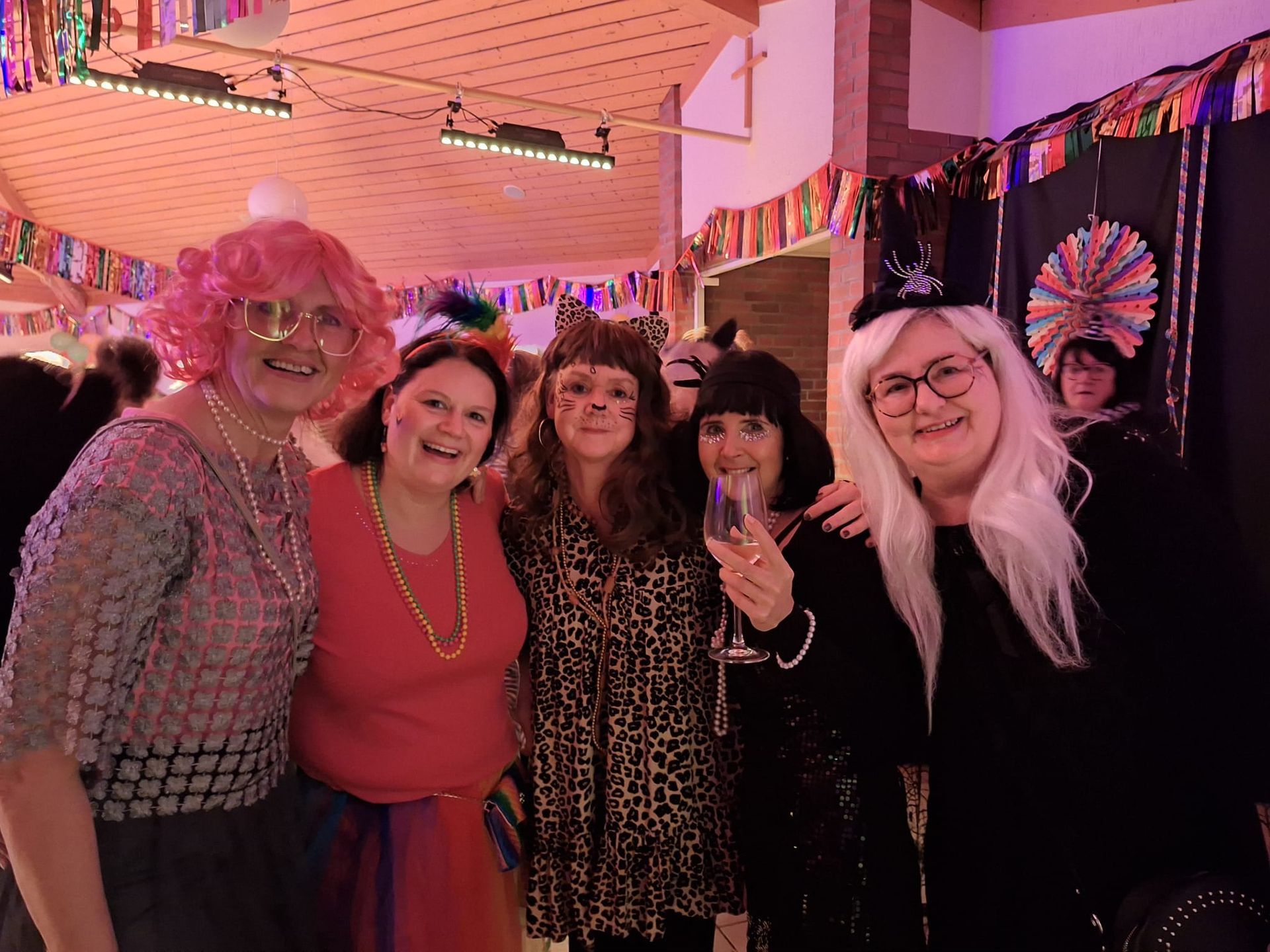 Eine Gruppe von Frauen posiert auf einem Jahrmarkt für ein Foto.
