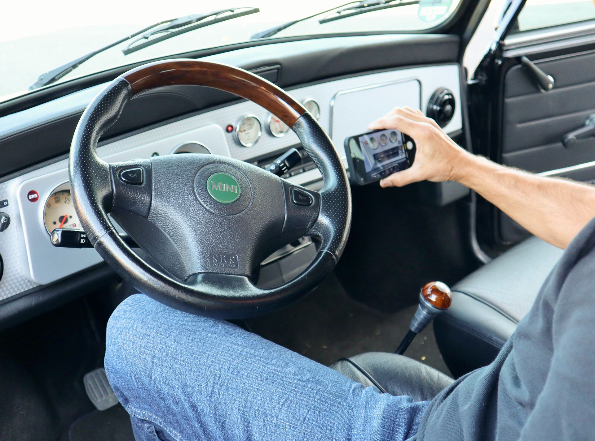 Kfz-Gutachter begutachtet Youngtimer für Wertgutachten