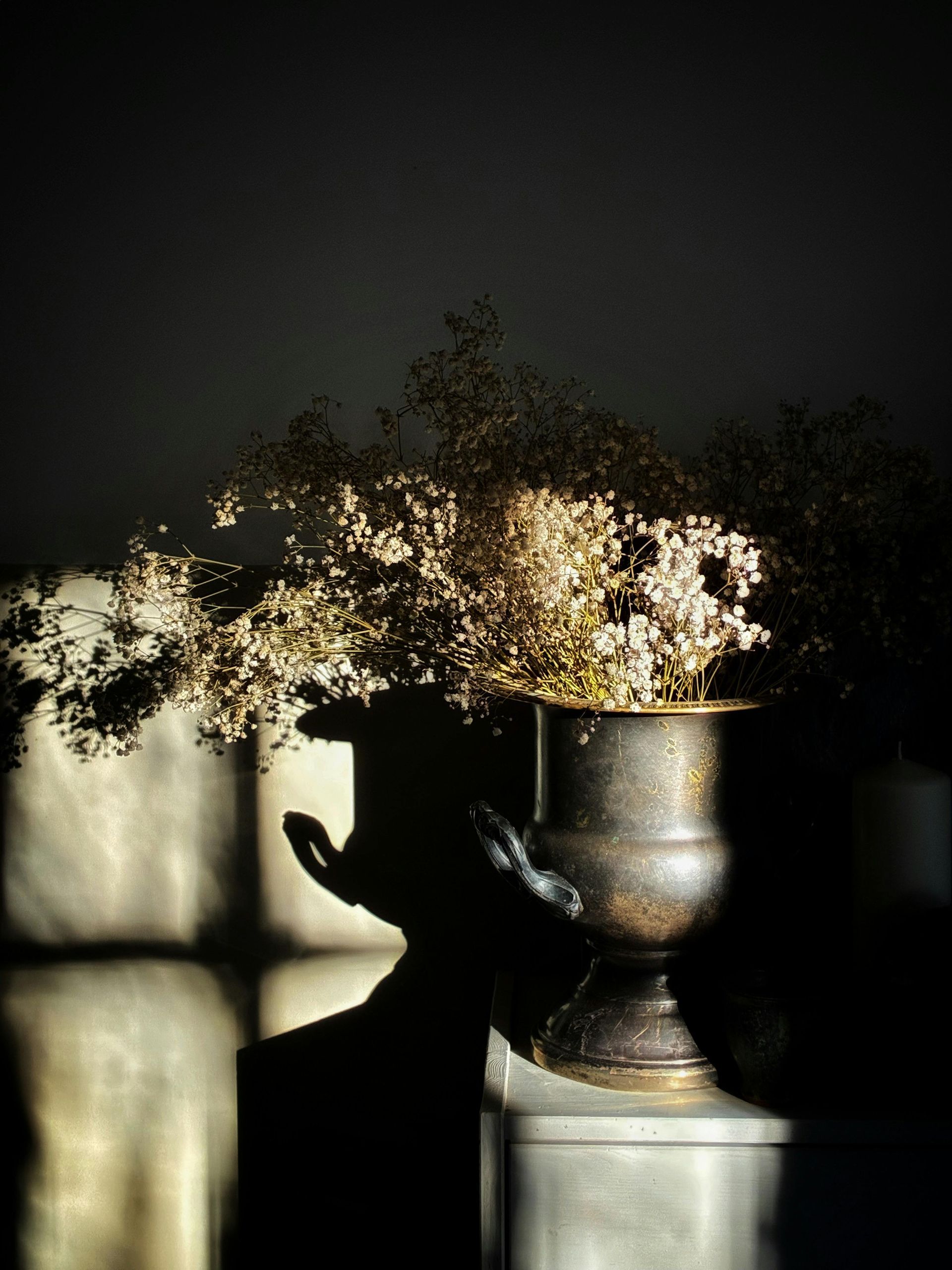 vaso da cimitero con fiori