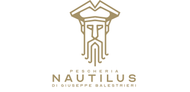 Logo nautico dorato con la scritta 