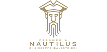 Logo nautico dorato con la scritta