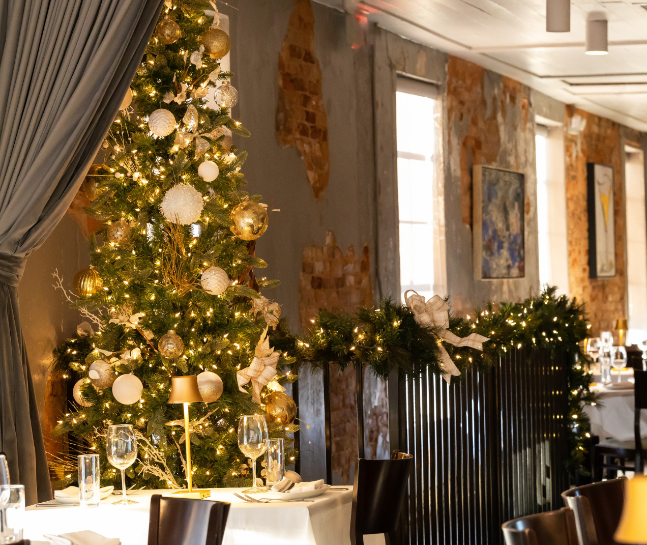 A christmas tree is sitting on a table in a restaurant
