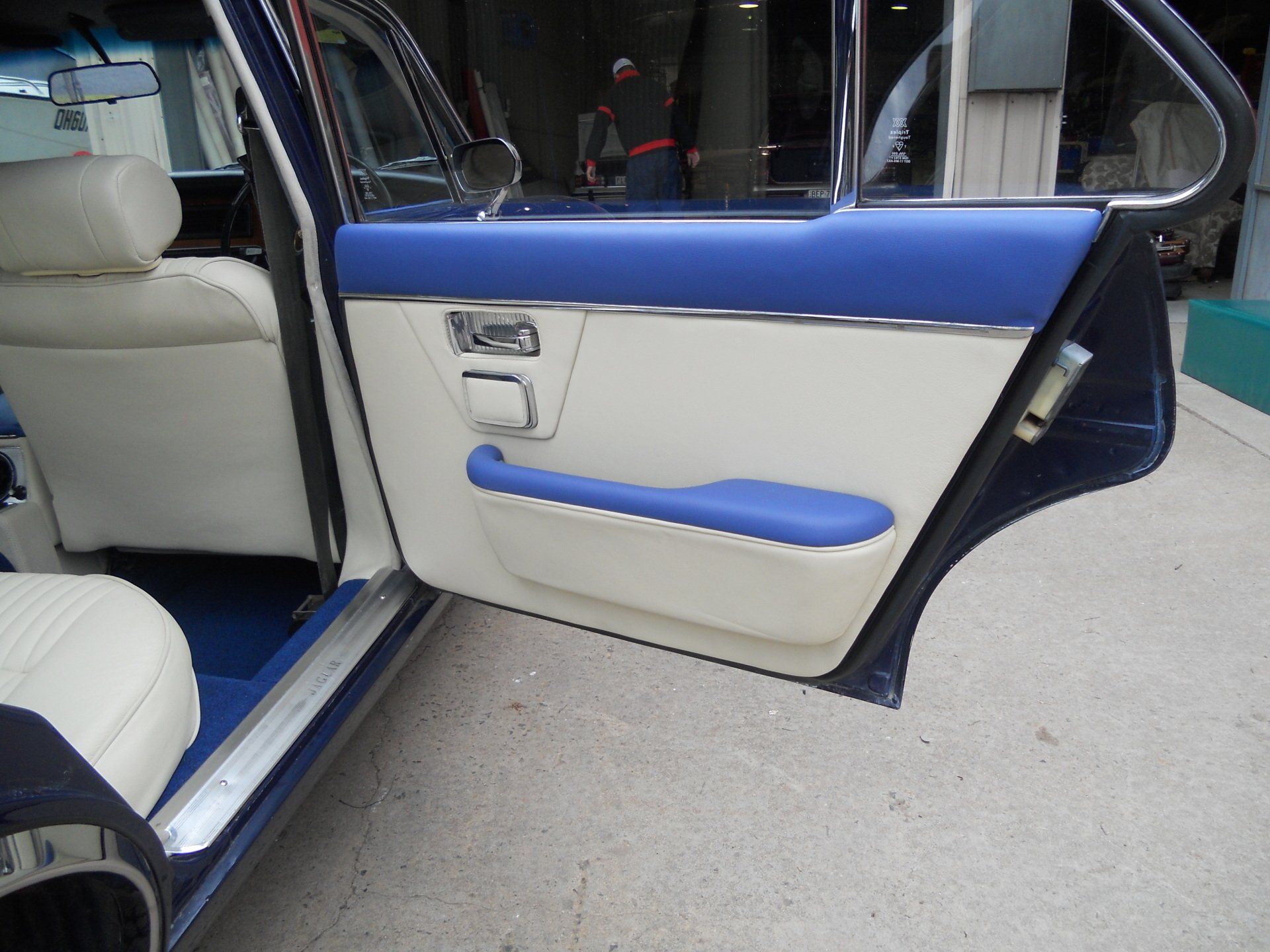 Jaguar Sovereign Bone and Blue Leather Rear Door Trim