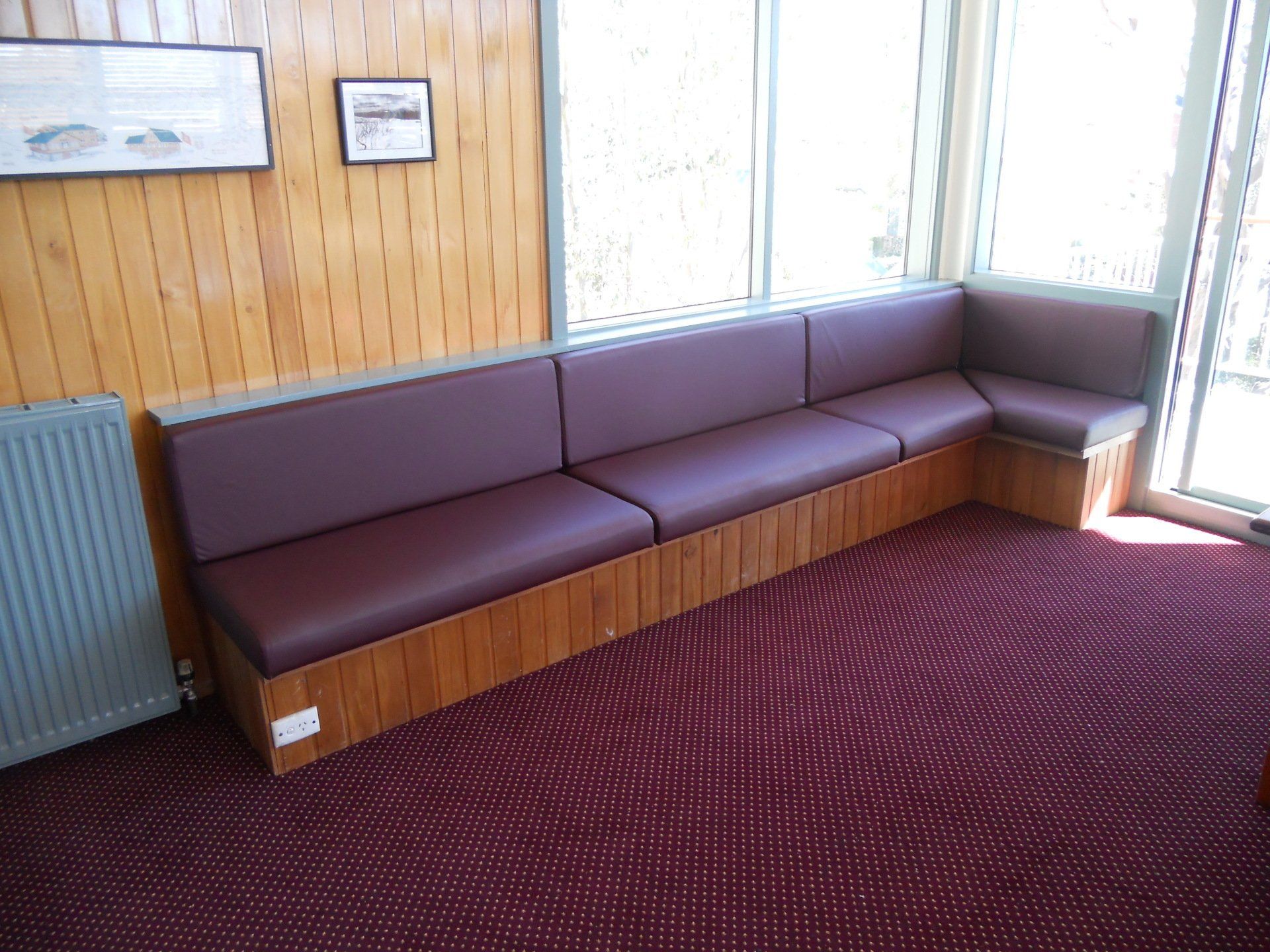 Burgundy Leather Commercial Bench Seating For Chalet