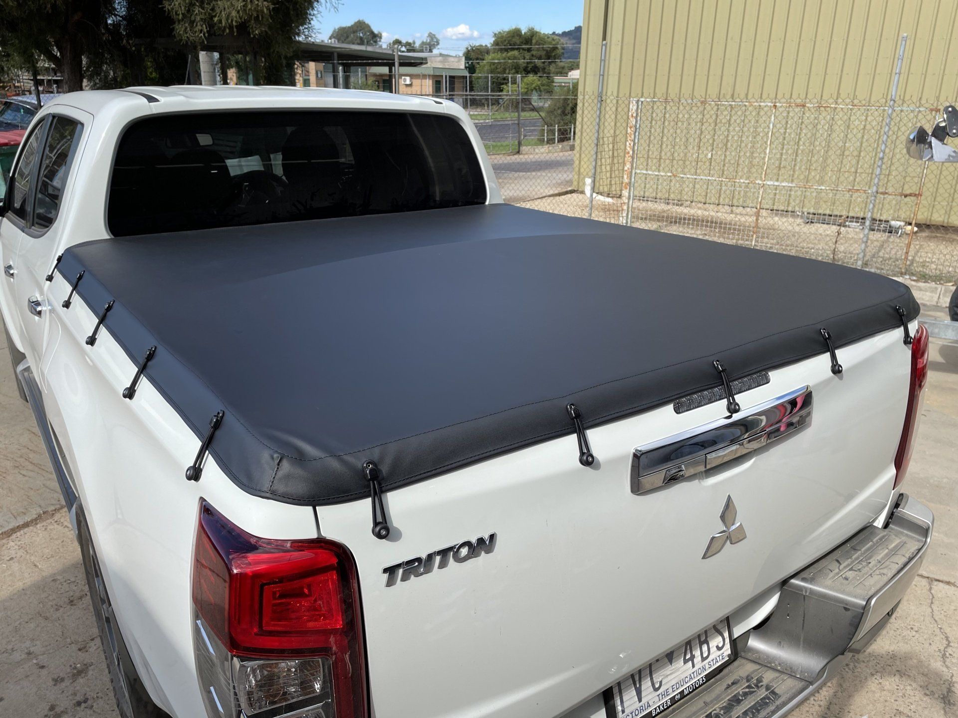 Triton ute cover with single elastic loops
