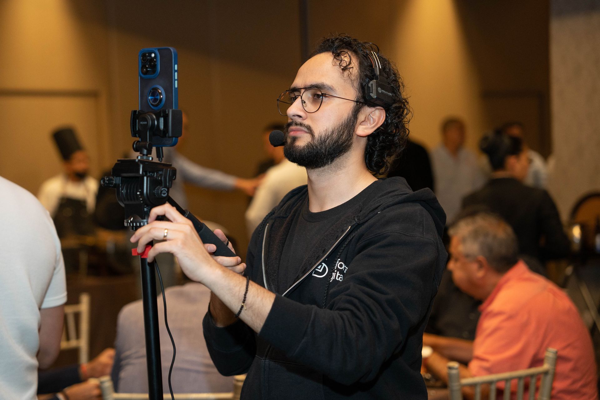 Foto provisional de producción; sustituir por una grabación de podcast con participantes