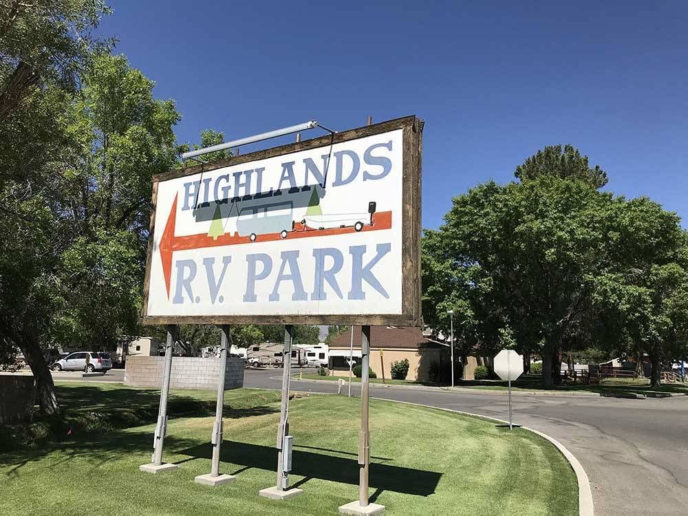 A sign for highlands rv park is sitting on the side of the road.