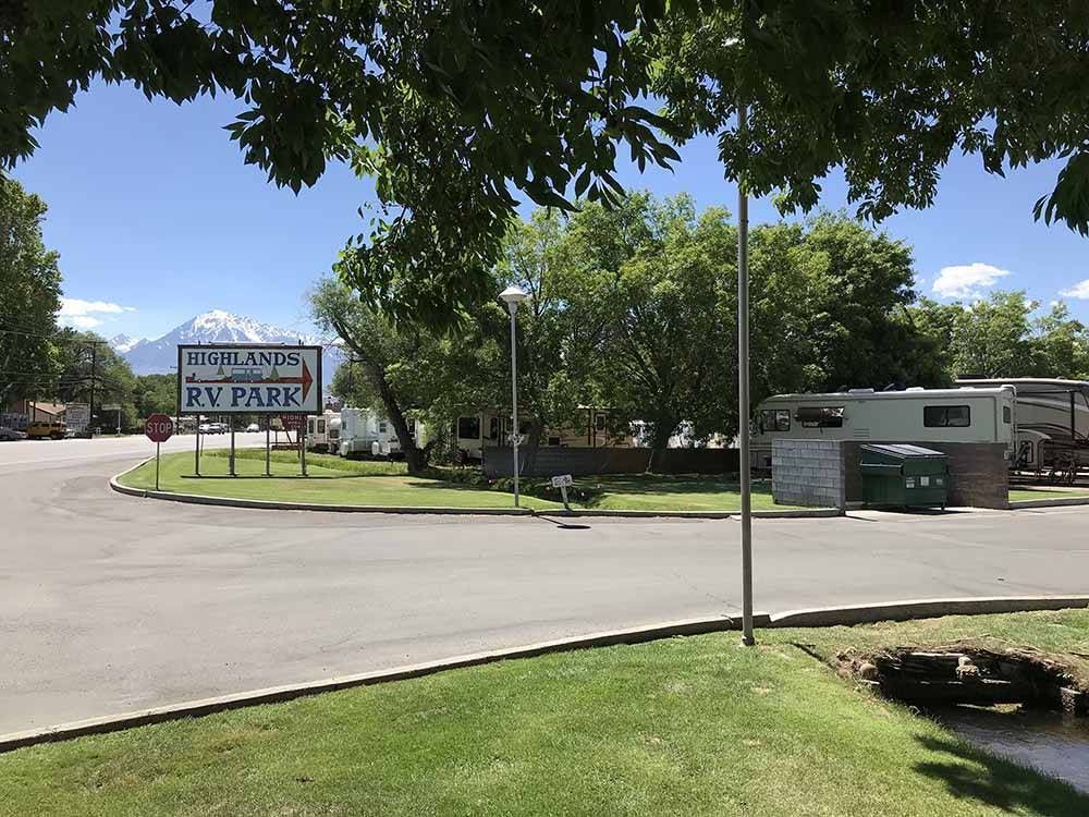 A rv park with a sign that says rv park