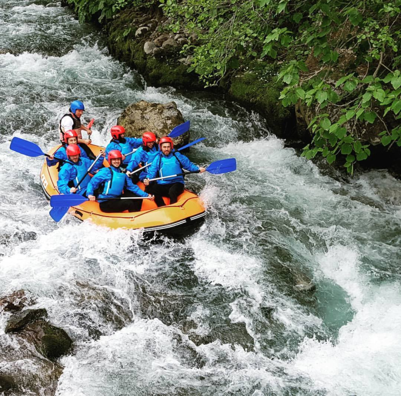 Gruppo di persone che fa rafting sul fiume Lao