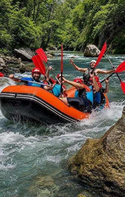 Gruppo di persone che fa rafting sul fiume Lao