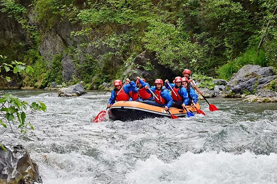 Gruppo di persone che fa rafting sul fiume Lao