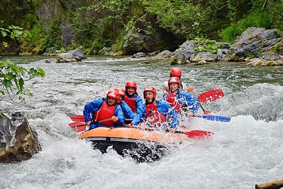Gruppo di persone che fa rafting sul fiume Lao