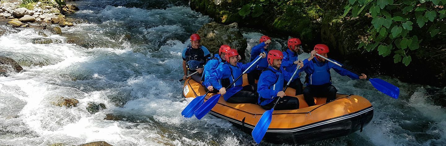 Gruppo di persone che fa rafting sul fiume Lao