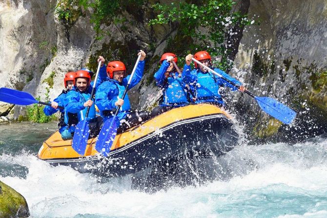 Gruppo di persone che fa rafting sul fiume Lao