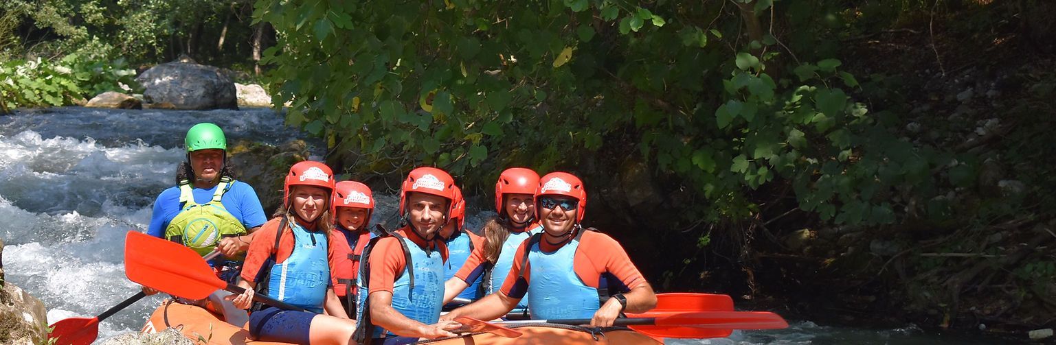 Gruppo di persone che fa rafting sul fiume Lao