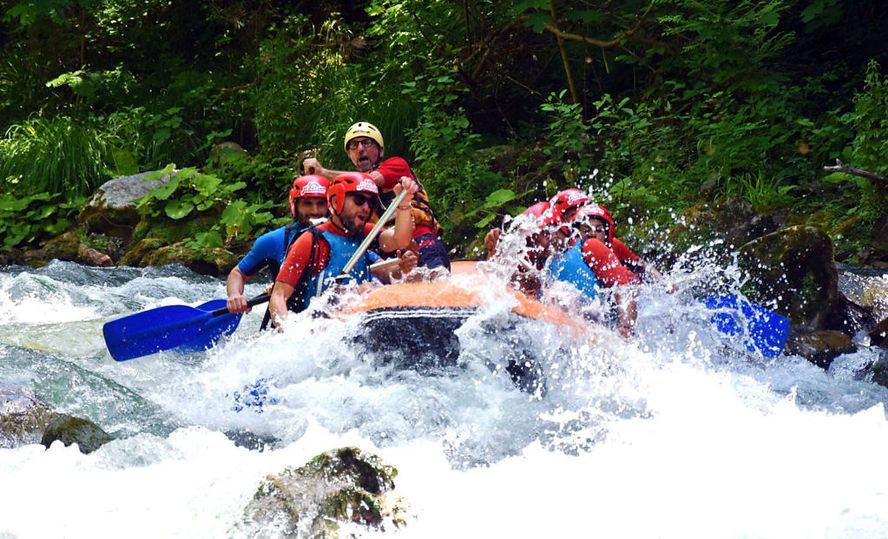 Gruppo di persone che fa rafting sul fiume Lao