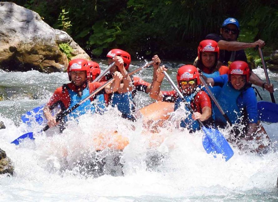 Gruppo di persone che fa rafting sul fiume Lao