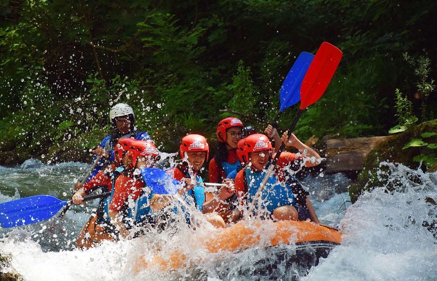 Gruppo di persone che fa rafting sul fiume Lao