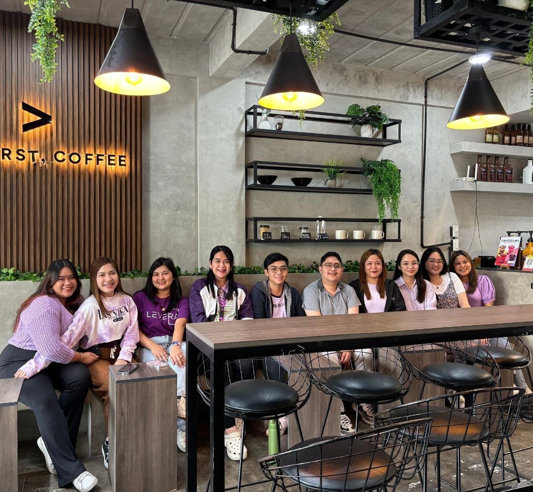 A group of people are sitting at a table in a restaurant.