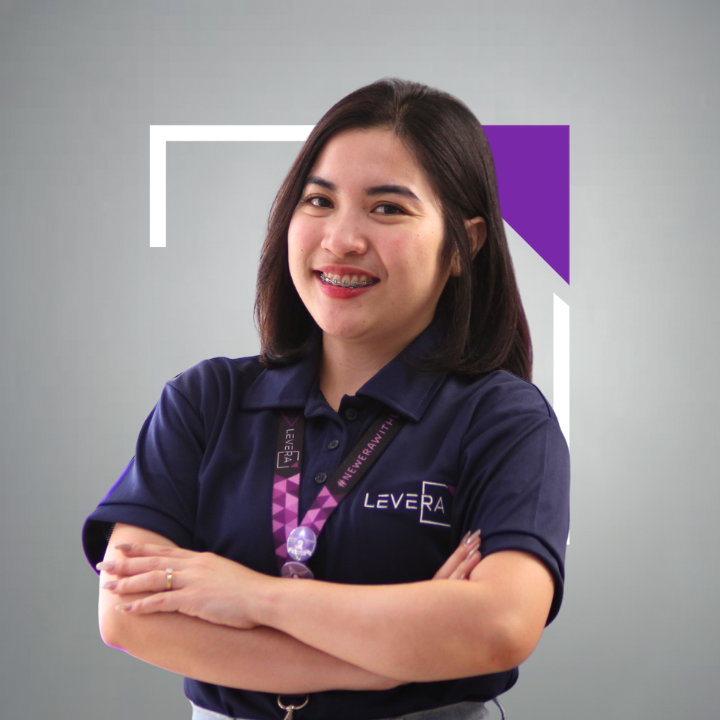 A woman wearing a purple shirt that says levera