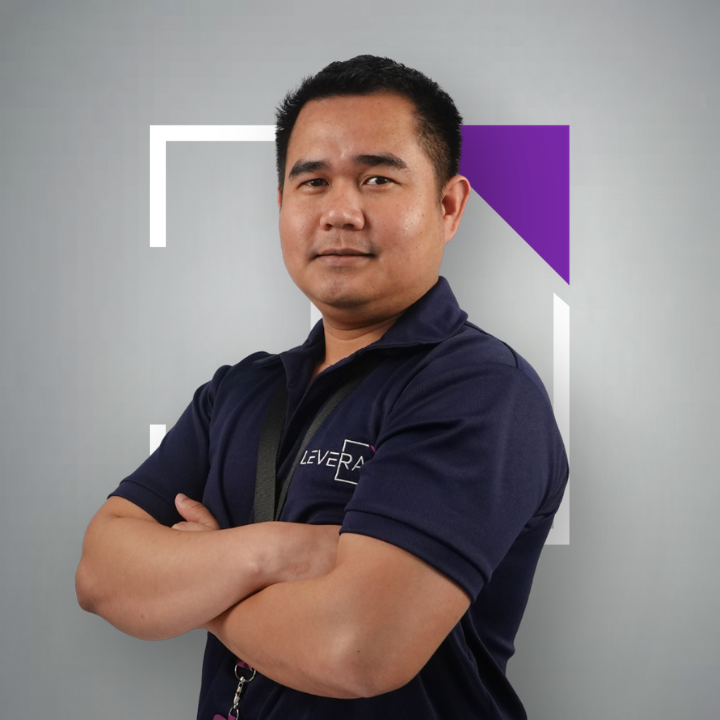 A man wearing a purple shirt that says levera on it