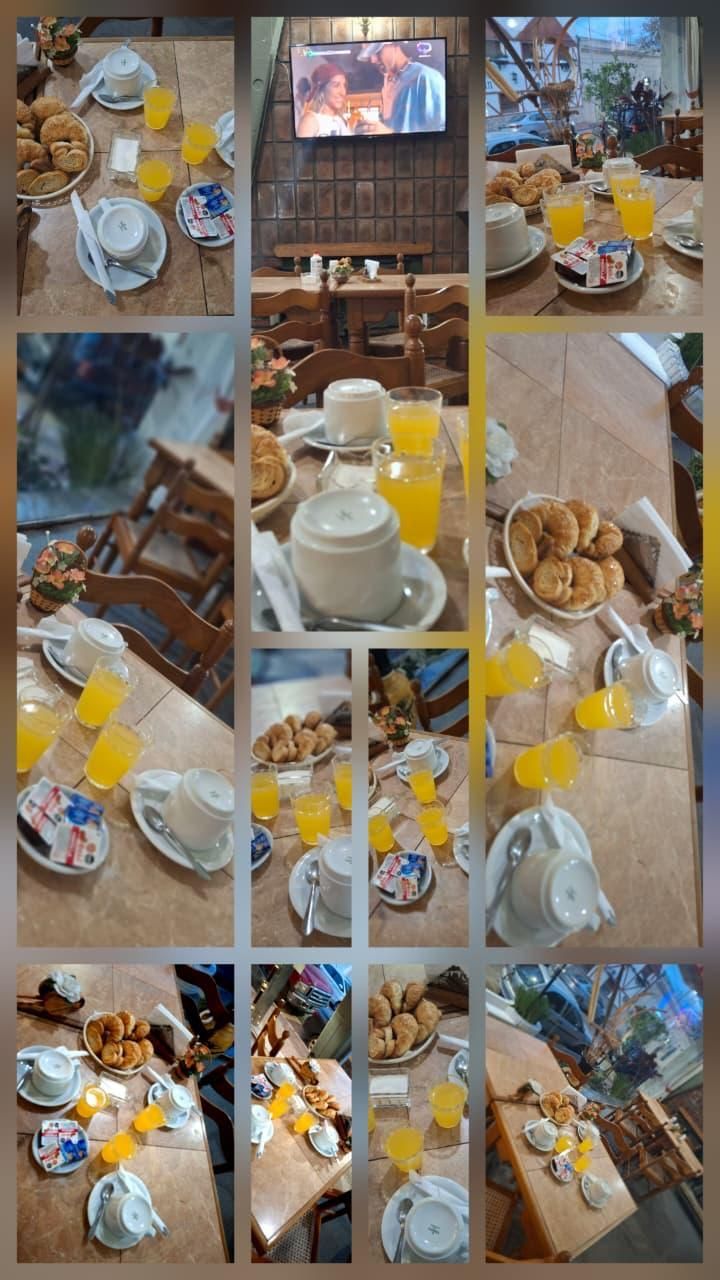 Elegante mesa de brunch con croissants, fruta, tazas de café y vapor que se eleva en un luminoso comedor.