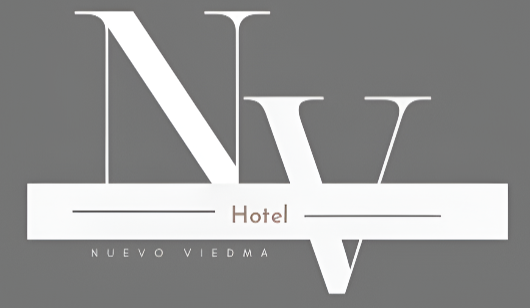 Logotipo estilizado de hotel en gris y blanco con las letras “NV” y “Hotel” en grande sobre “Nuevo Viedma”.