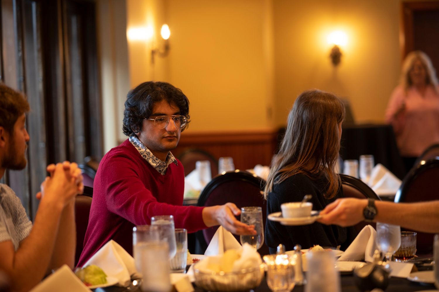A group of people are sitting at a table in a restaurant.