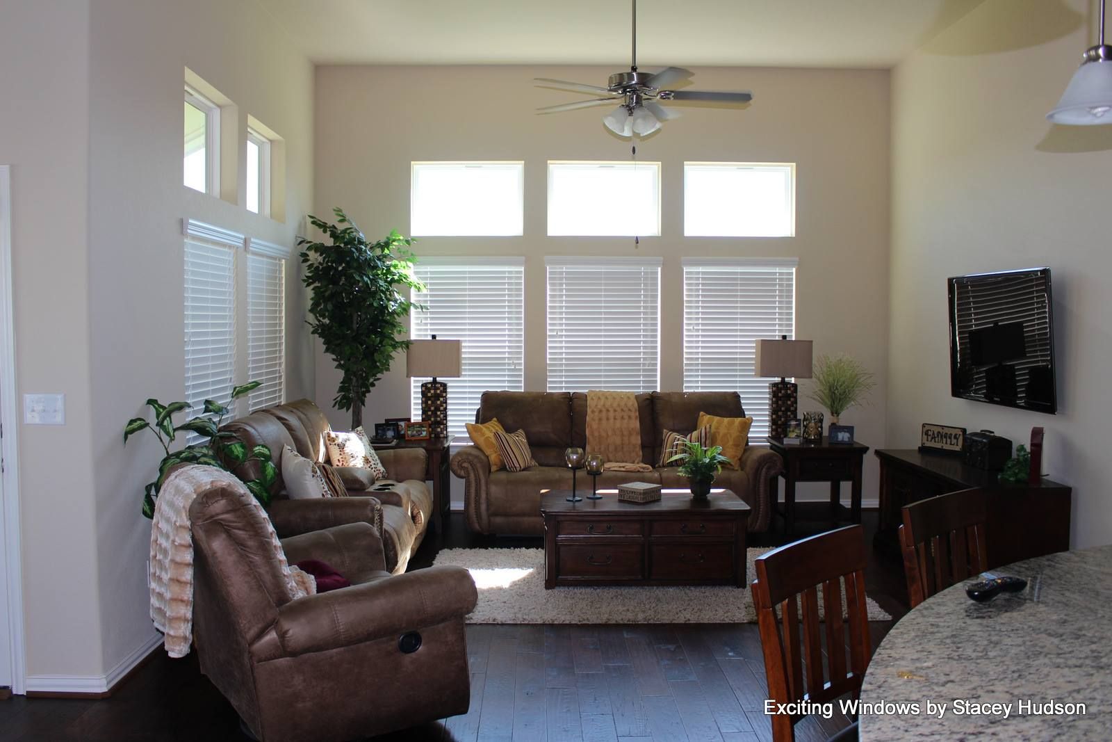 A living room filled with furniture and a ceiling fan.