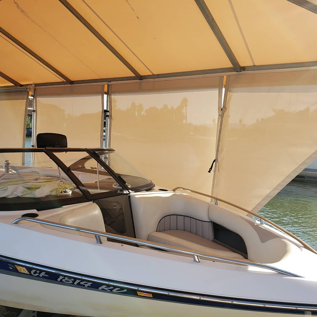 A boat with the letters gf on the side
