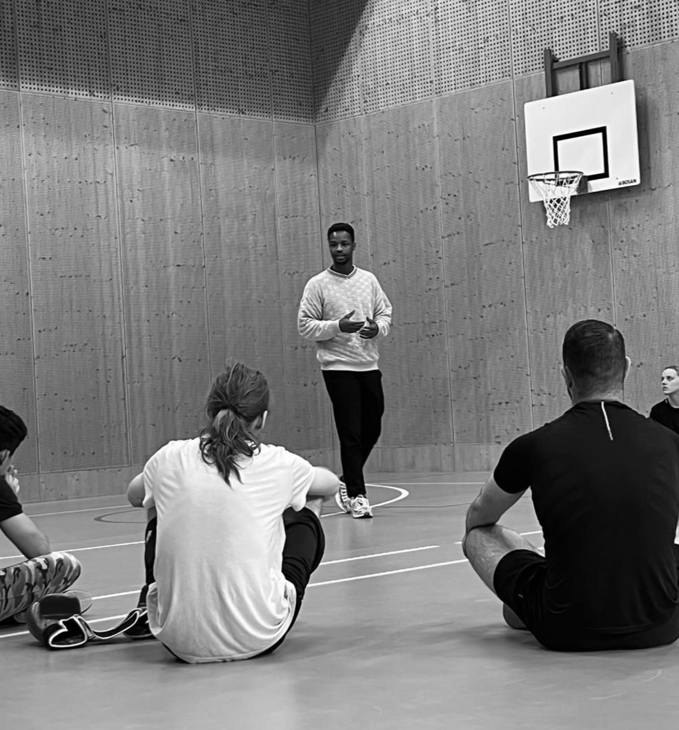 Tijdens een bokstherapiesessie bij Ahana Coaching wordt er gereflecteerd en stilgestaan bij dieper liggende patronen
