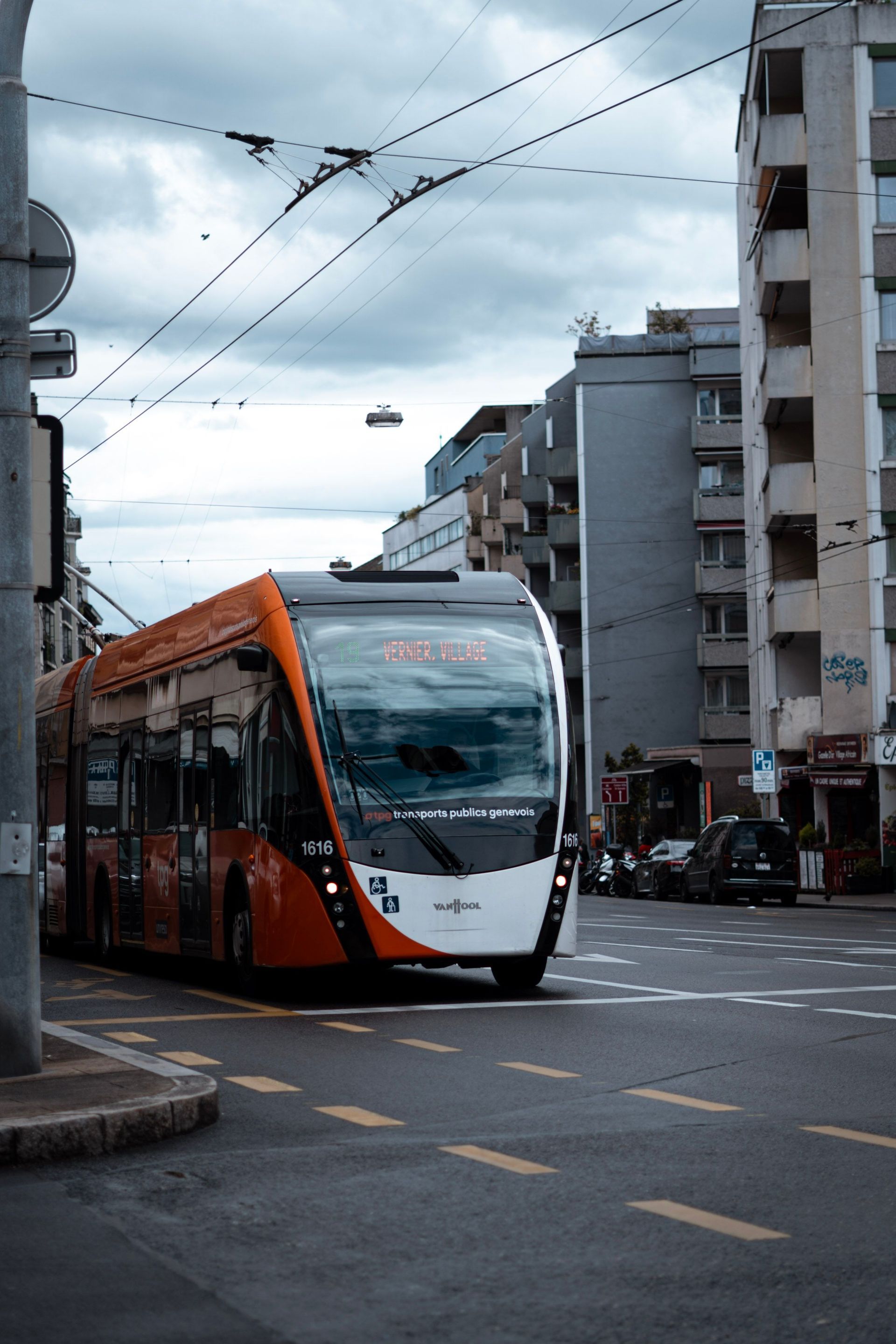 Le trajet depuis Genève-Aéroport : le train ou le bus — Rejoindre l'Hôtel Central depuis l'aéroport de Genève sans voiture