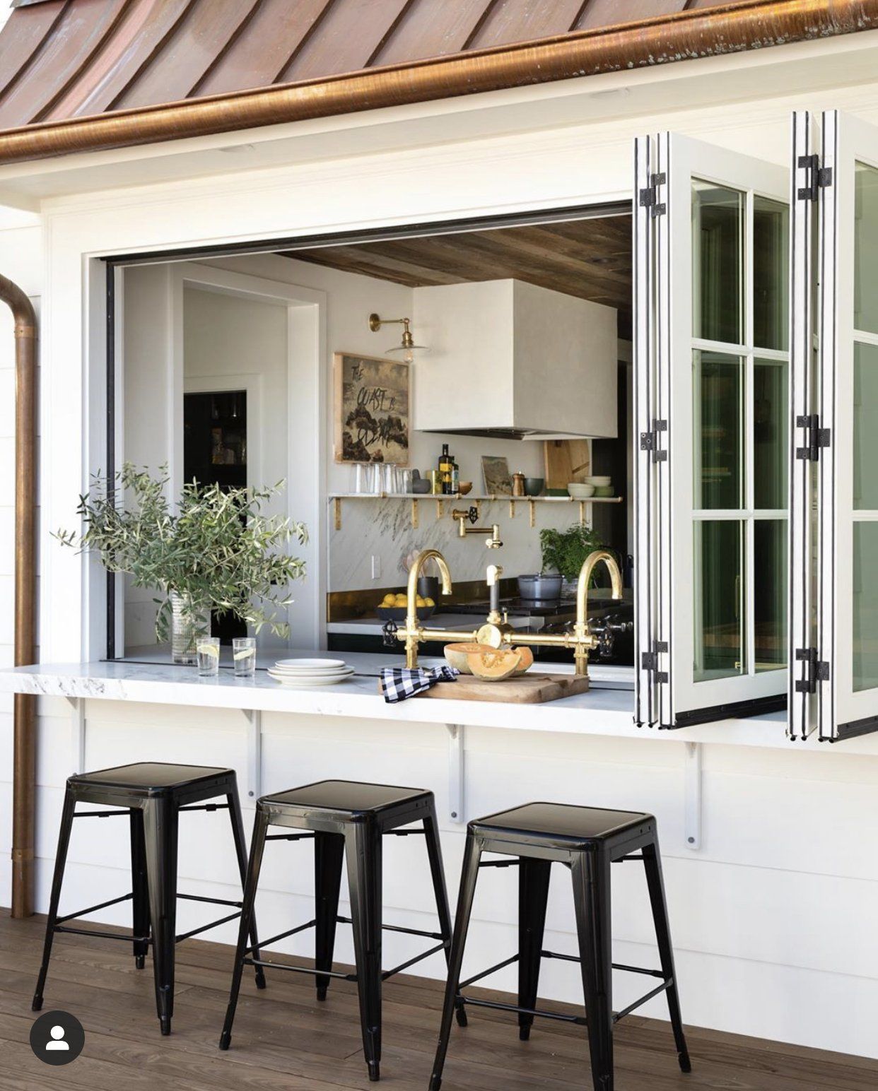 Image of kitchen bar designed by Luxcorp