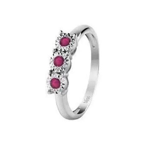 Anello in argento con tre pietre preziose rosse.