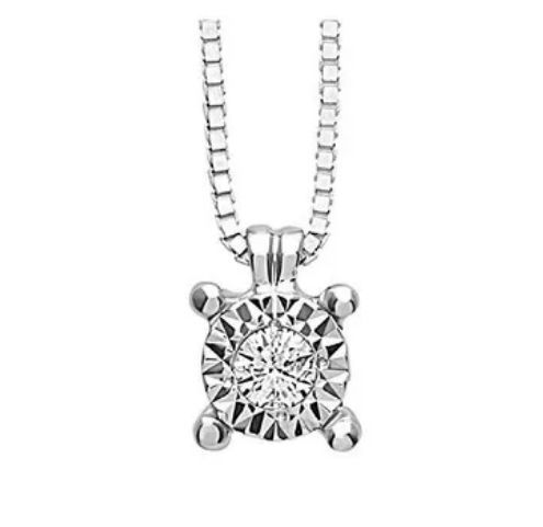 Collana con pendente di diamanti e pietra preziosa rotonda e sfaccettata incastonata in metallo bianco.