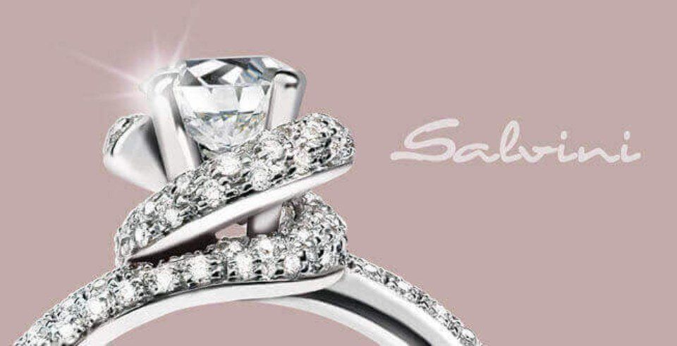 Anello con pavé di diamanti e logo Salvini.