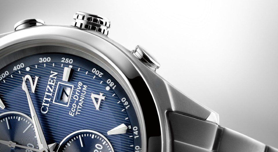 Primo piano di un orologio Citizen Eco-Drive in titanio con quadrante blu, che mostra i numeri, i quadranti e il cinturino in metallo.