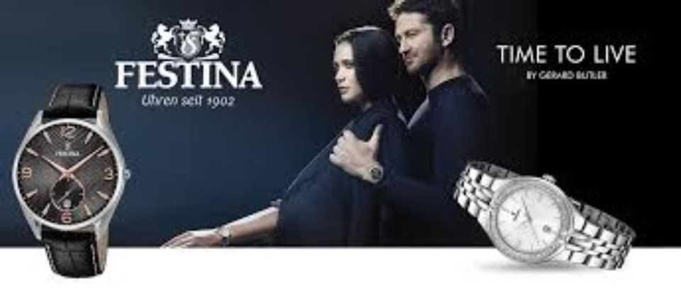 Pubblicità di un orologio Festina: orologi con una coppia. Un uomo abbraccia una donna, con la scritta 